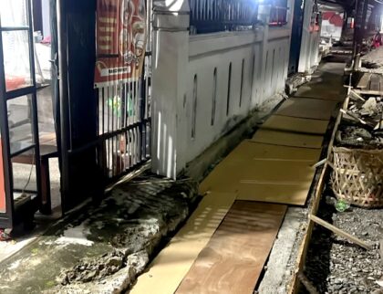 Pelaksanaan pembangunan parit di kawasan Gampong Kutablang, Jalan Merdeka Timur, Kota Lhokseumawe, dikeluhkan masyarakat. Lhokseumawe, Senin, 26 Oktober 2026. Foto: Dok Ist