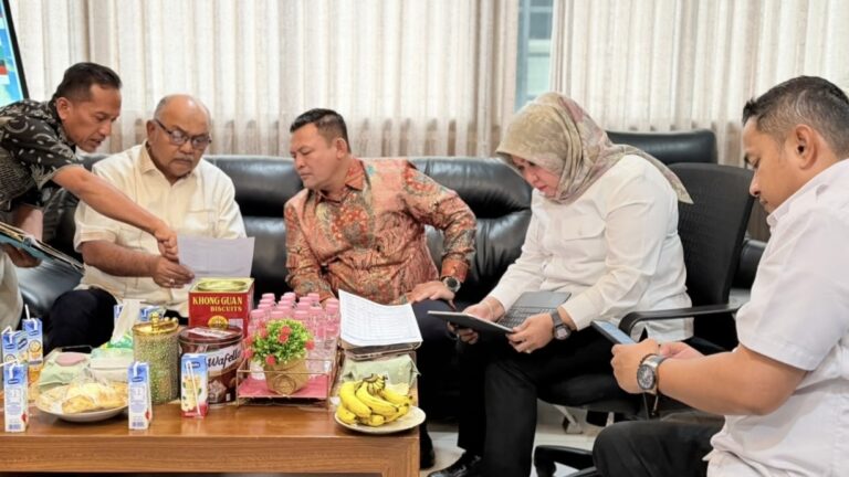 Bupati Aceh Utara Ayah Wa bersama tim memeriksa data warga terdampak banjir di Kemensos RI Jakarta.
